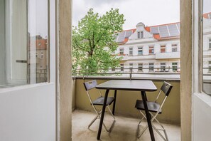 Outdoor dining - Lovely Neukölln 1BR, furnished & equipped, by Blueground (Berlin)