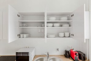 Fridge, microwave, oven, stovetop - Lovely Neukölln 1BR, furnished & equipped, by Blueground (Berlin)