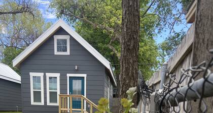 Clean, modern guesthouse located in a central Austin.