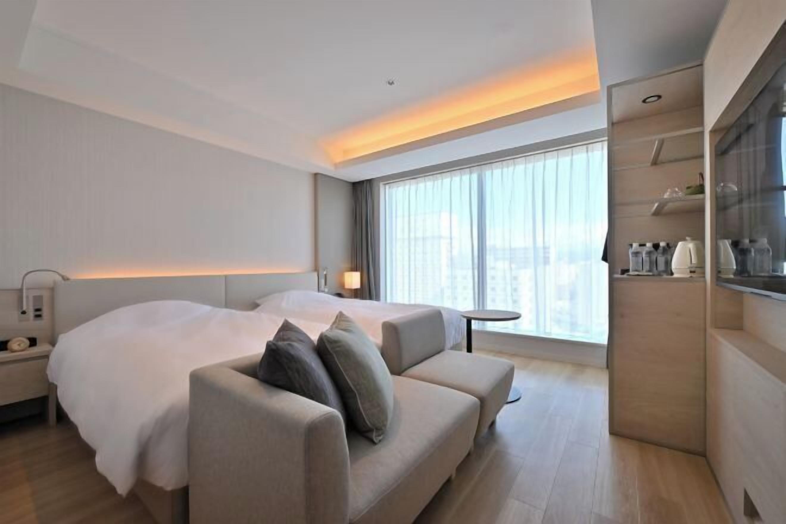 Minibar, in-room safe, desk, free WiFi