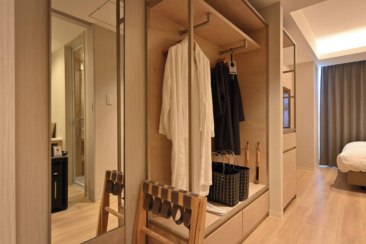 Minibar, coffres-forts dans les chambres, bureau, Wi-Fi gratuit