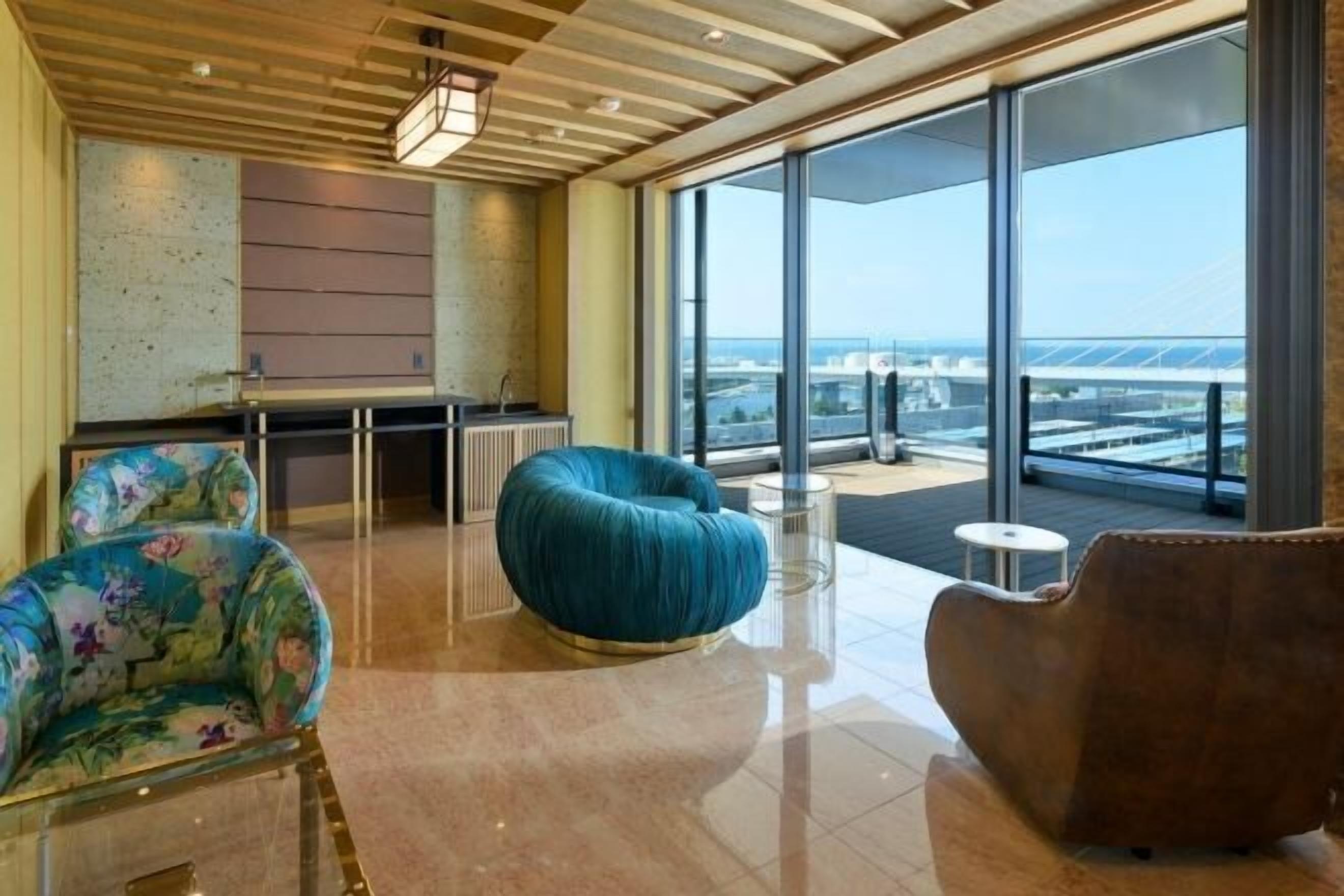 Living area | 40-inch TV with cable channels