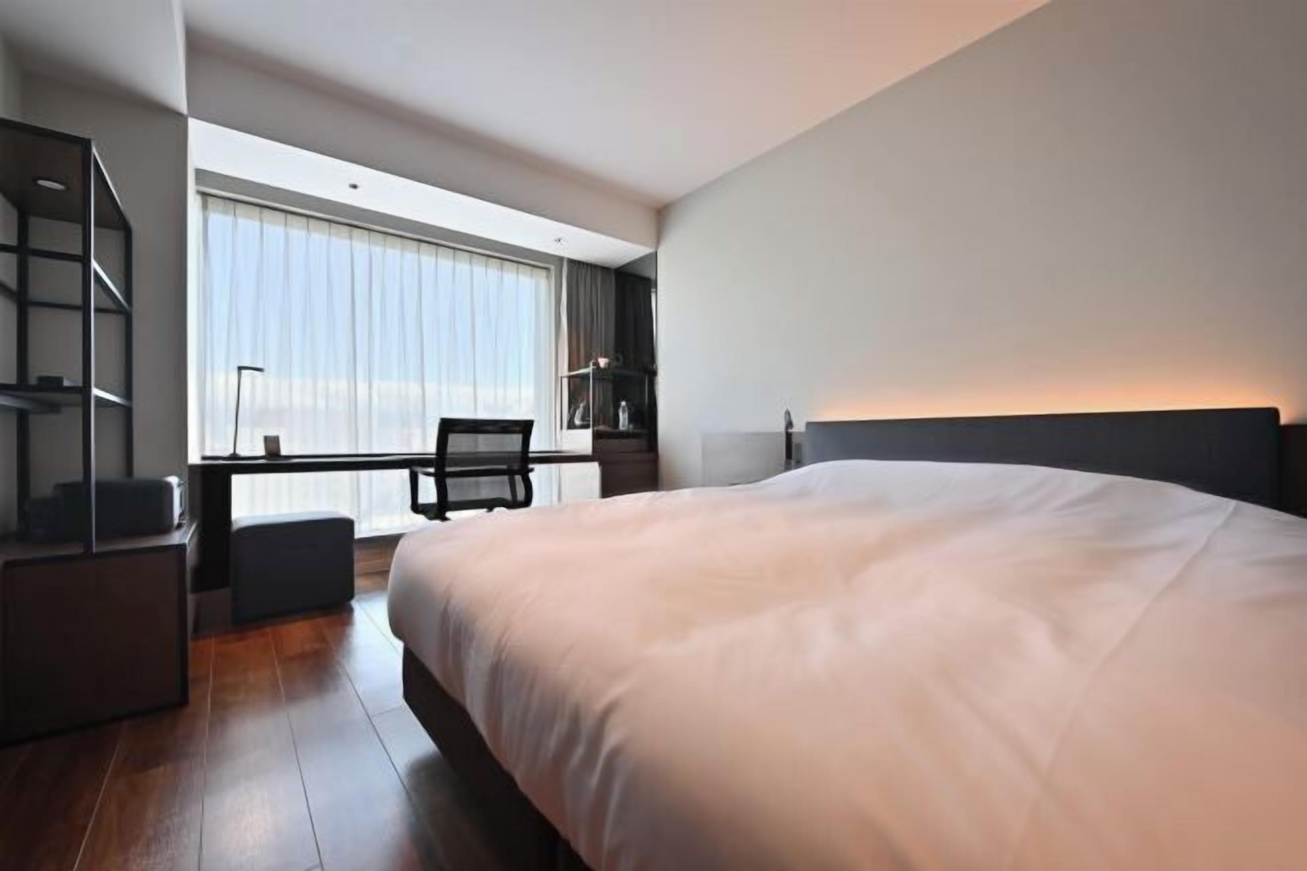 Minibar, in-room safe, desk, free WiFi