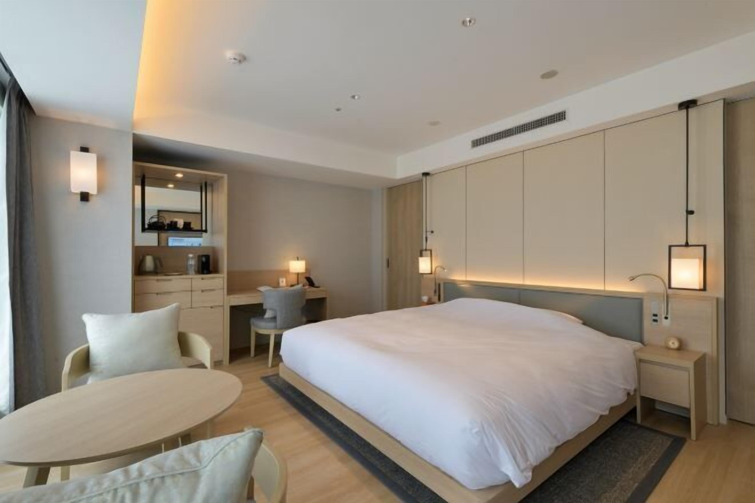 Minibar, in-room safe, desk, free WiFi