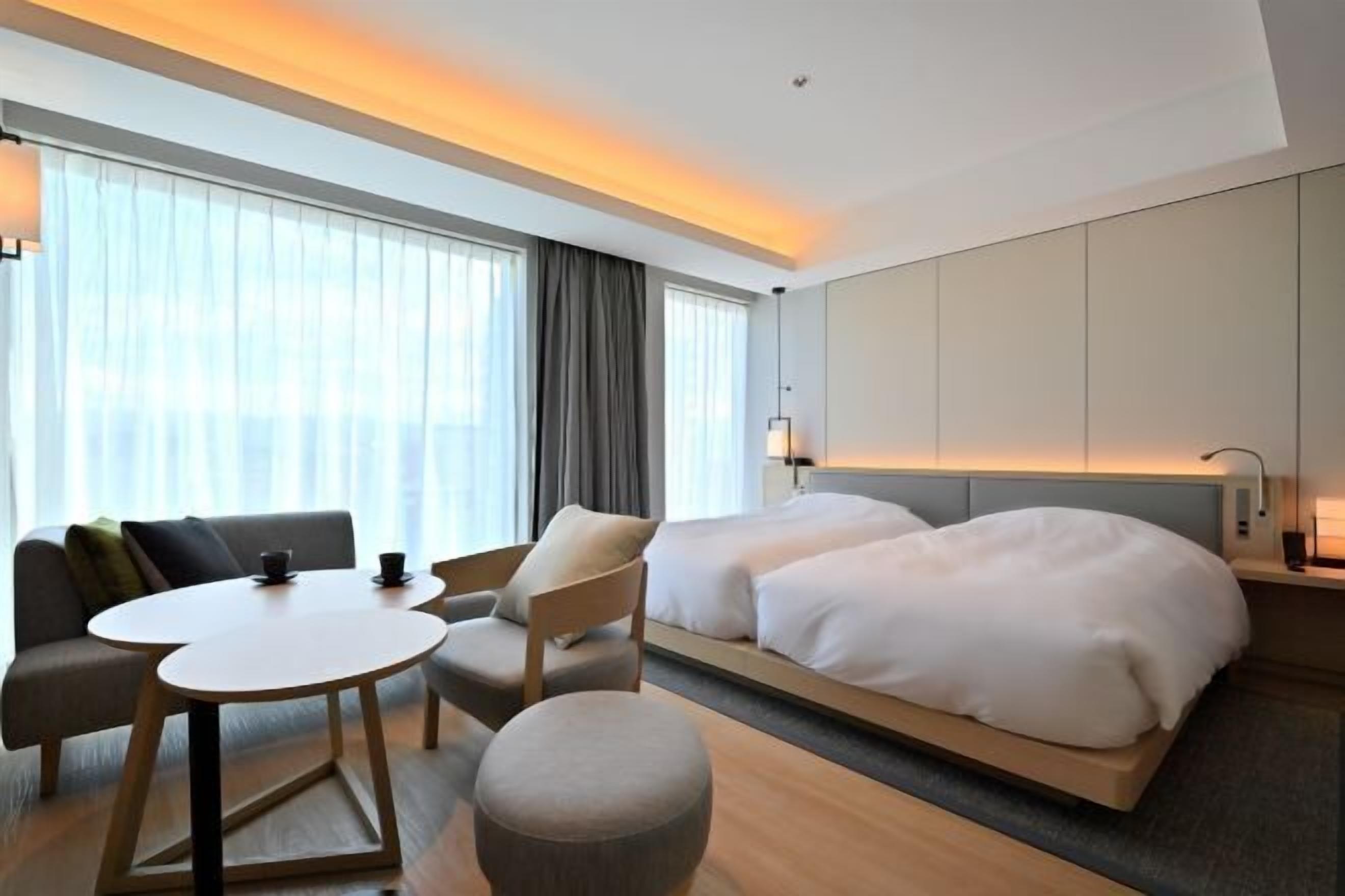 Minibar, in-room safe, desk, free WiFi