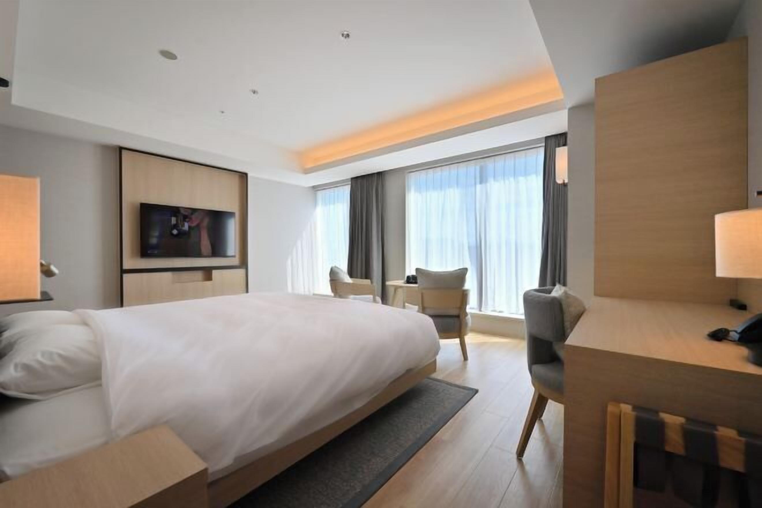 Minibar, in-room safe, desk, free WiFi