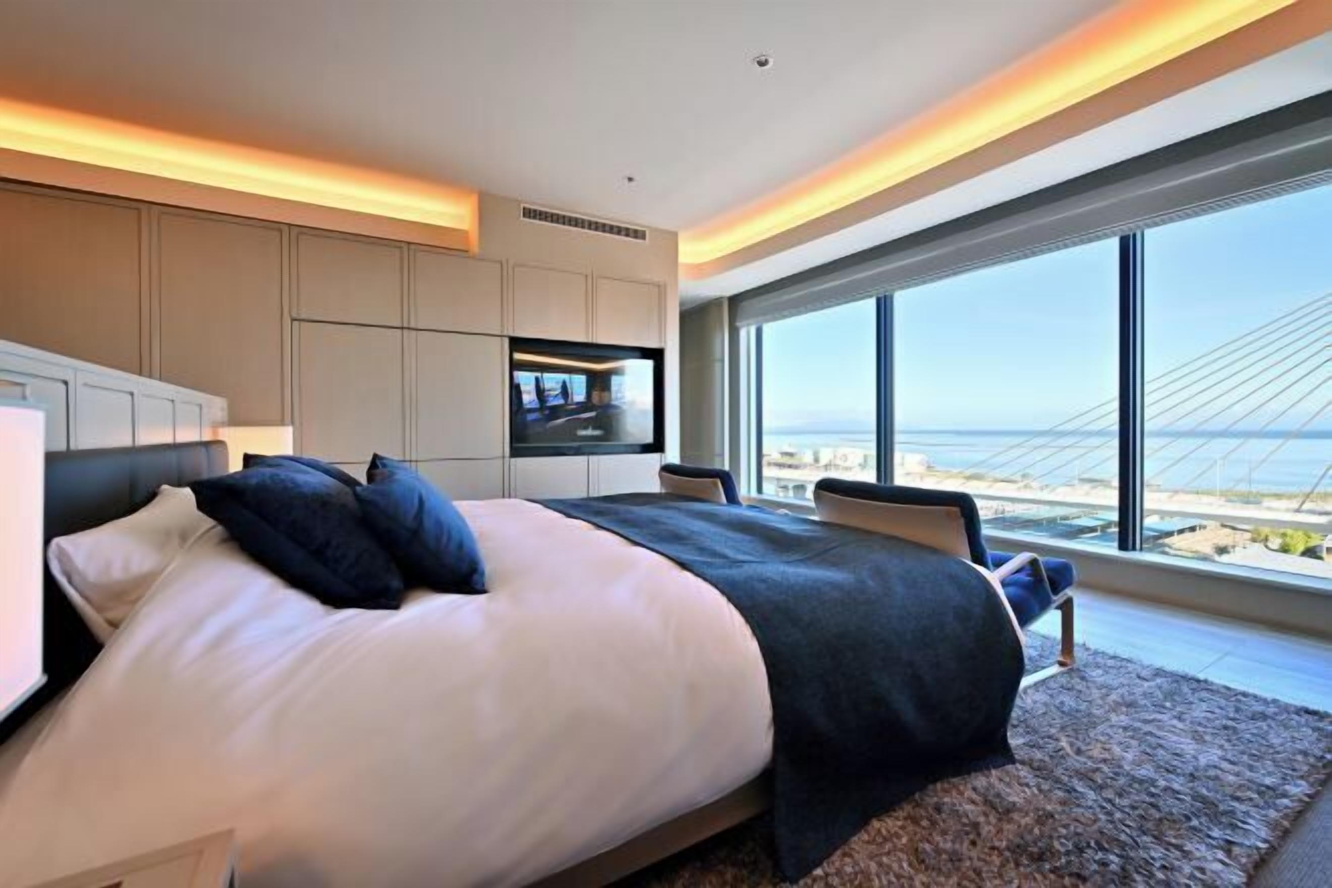 Minibar, in-room safe, desk, free WiFi