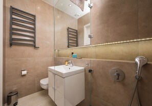 Dusche, Haartrockner, Handtücher