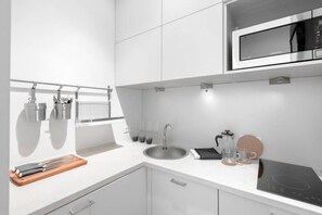 Fridge, microwave, coffee/tea maker, electric kettle - Hoża Luxury Apartment 76 (Warszawa)