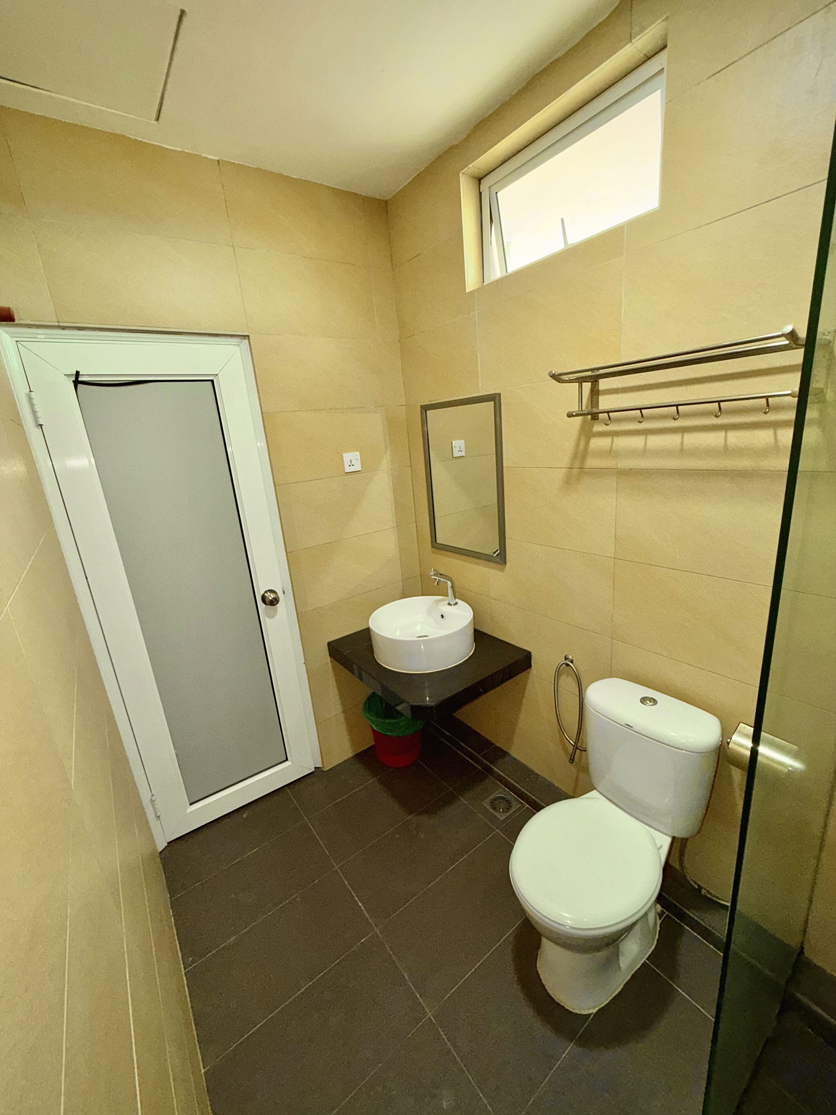 Un baño pequeño con inodoro blanco, lavamanos y espejo.