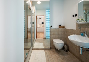 Dusche, kostenlose Toilettenartikel, Haartrockner, Handtücher