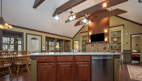 Nature's Getaway | Pet Friendly 3BR Mountaintop Cabin with Fenced Yard