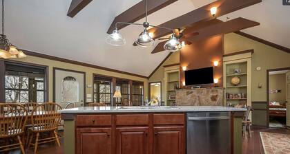 Nature's Getaway | Pet Friendly 3BR Mountaintop Cabin with Fenced Yard