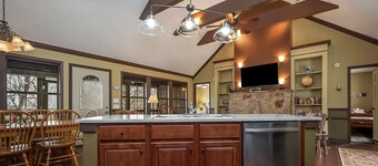 Nature's Getaway | Pet Friendly 3BR Mountaintop Cabin with Fenced Yard