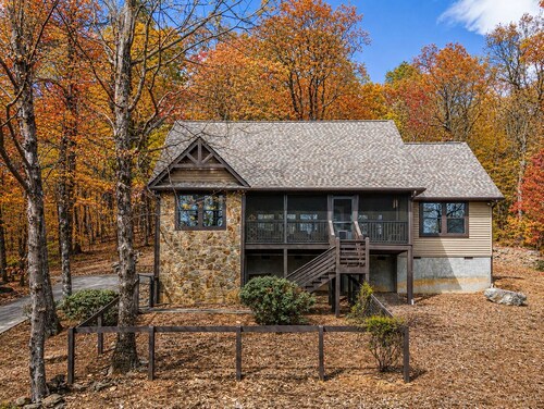 Nature's Getaway | Pet Friendly 3BR Mountaintop Cabin with Fenced Yard