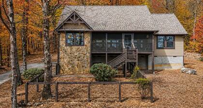 Nature's Getaway | Pet Friendly 3BR Mountaintop Cabin with Fenced Yard
