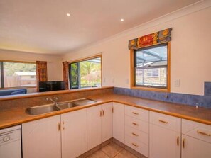 Mikrobølgeovn, ovn, kokeplater og oppvaskmaskin