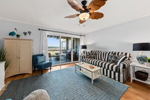 Smart TV - Beach Front w/ Beautiful Sunsets! Walk to Pools! Amenity Cards! Dog Friendly! (Seabrook Island)