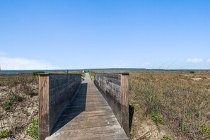 On the beach - Beach Front w/ Beautiful Sunsets! Walk to Pools! Amenity Access included! Dog Friendly! (Seabrook Island)
