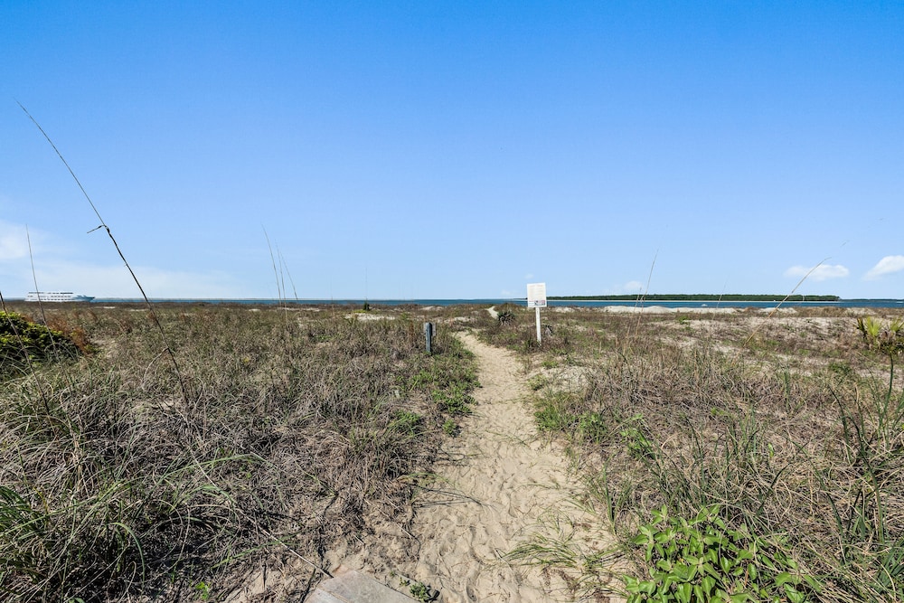 Beach Front w/ Beautiful Sunsets! Walk to Pools! Amenity Cards Included