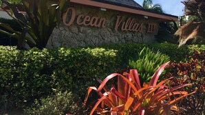 L’extérieur d’Ocean Villas III, avec son mur en pierre et sa végétation tropicale.