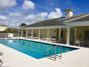 حمّام سباحة مُدفَّأ