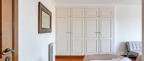 5 bedrooms, desk, iron/ironing board, free WiFi