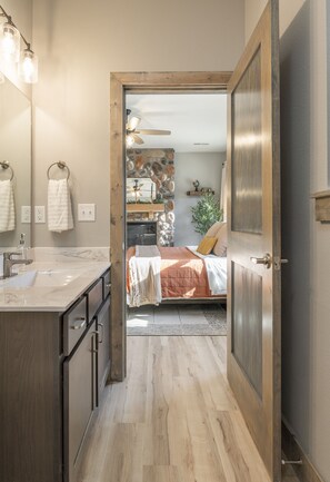 4 habitaciones, escritorio y tabla de planchar con plancha 