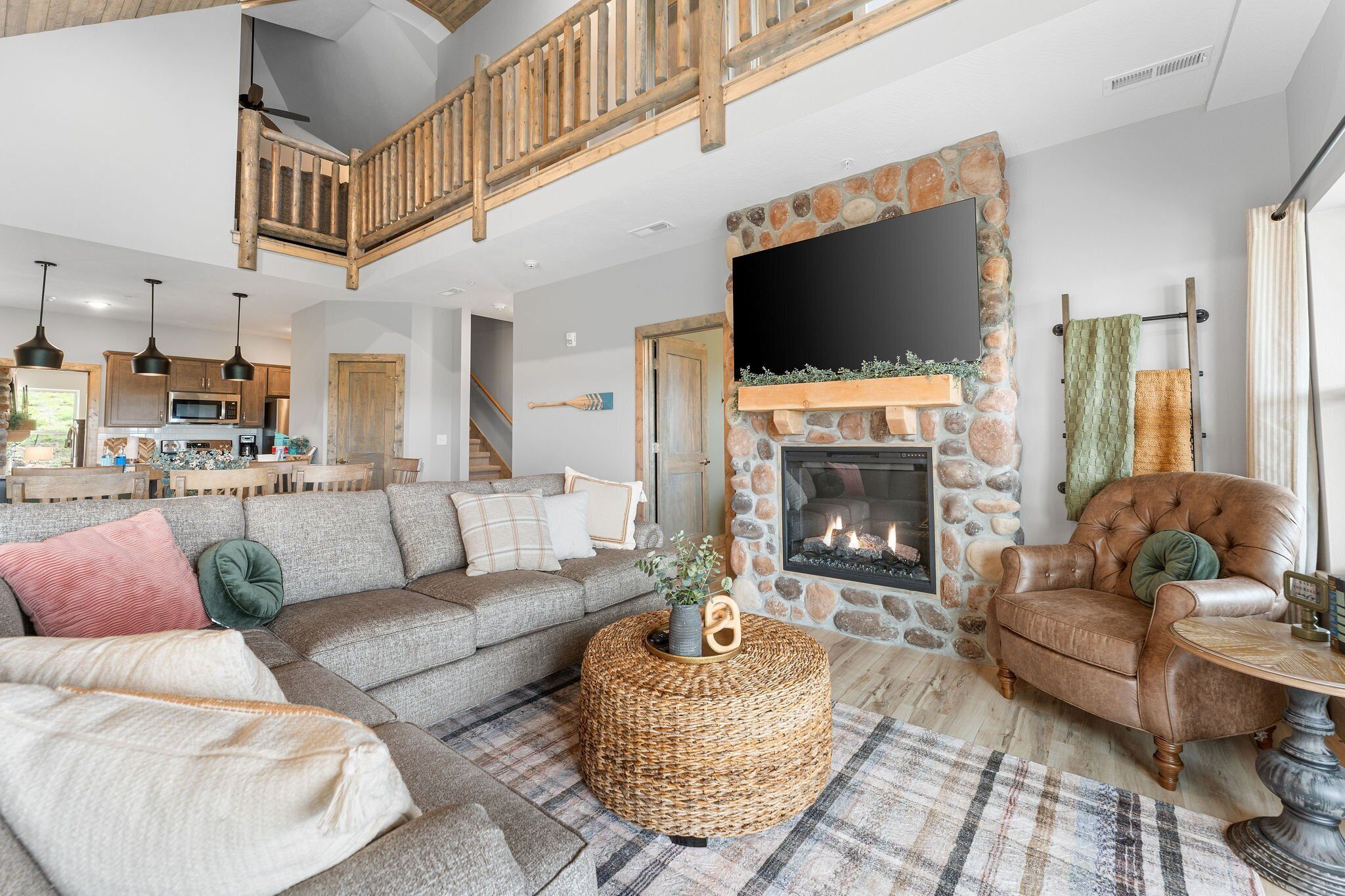 TV connectée, cheminée, espaces bureaux, imprimantes