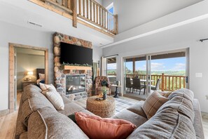 Smart TV, fireplace, offices, printers - Lakefront Haven with Hot Tub and Gym (Branson)