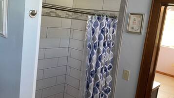 Een douche, handdoeken, toiletpapier