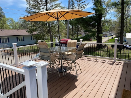 Outdoor dining. 2400 sqft Spacious Luxury Value. 30 min from Wis Dells. 20 Min to Sand Valley