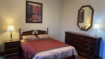 4 bedrooms, desk, WiFi (free), bed sheets