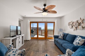 Tv, bordfodbold, bordtennisbord, bøger