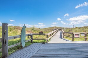 Property grounds - La Mirage Condo 103 Beachfront Condo Resort - Private Boardwalk to Beach (Port Aransas)