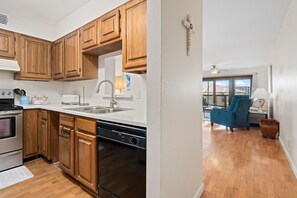 Fridge, microwave, oven, stovetop - La Mirage Condo 223L Beachfront Condo Resort with Private Boardwalk to Beach (Port Aransas)