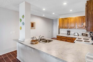 Fridge, microwave, oven, stovetop - La Mirage Condo 329L Beachfront Resort Condominiums with private Beach Boardwalk (Port Aransas)