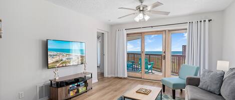 テレビ、テーブルサッカー台、卓球台、書庫