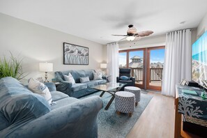 テレビ、テーブルサッカー台、卓球台、書庫