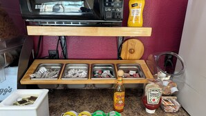 Sudah termasuk sarapan ala kontinental setiap hari