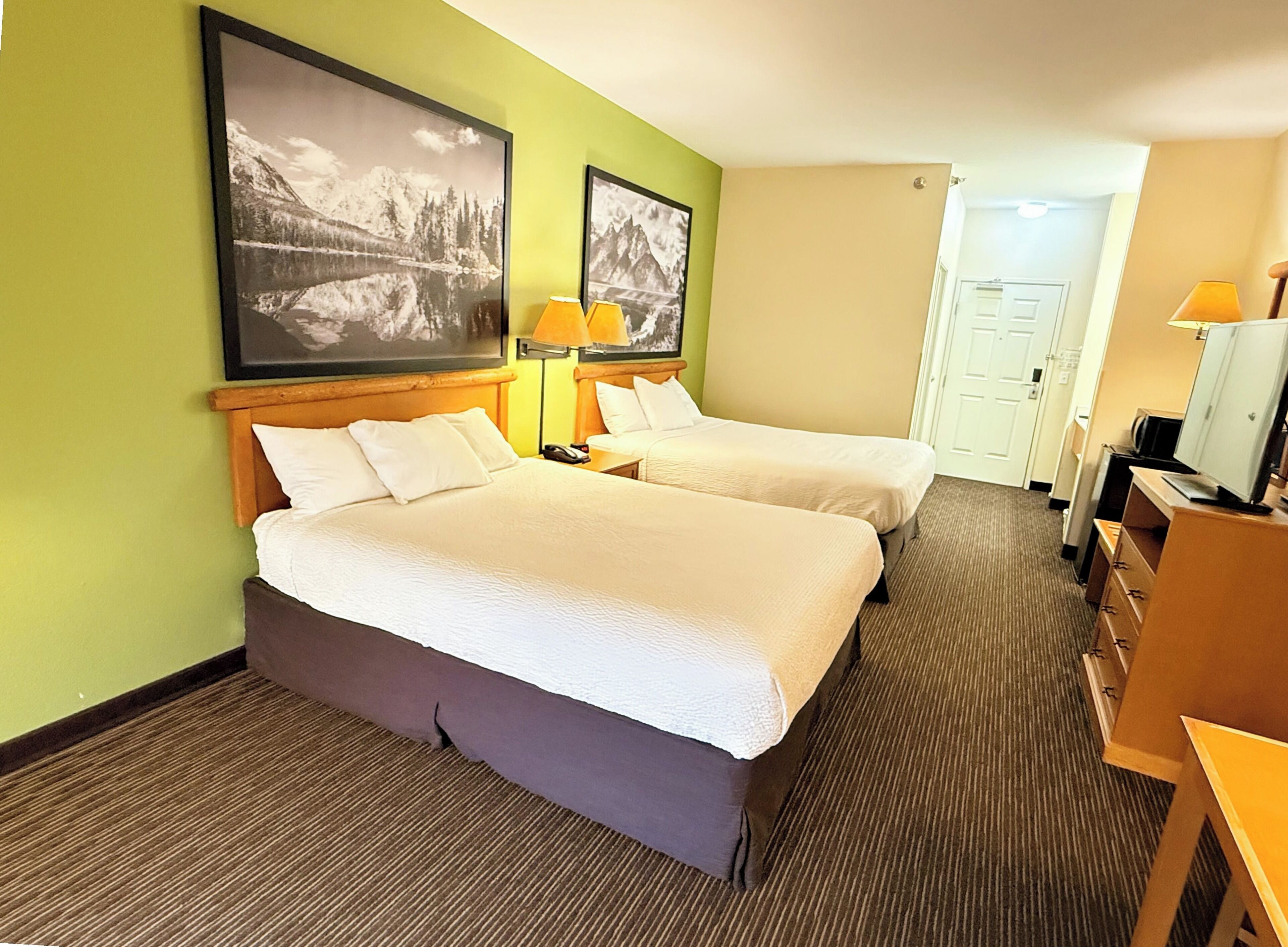 Cortinas blackout, tabla de planchar con plancha y wifi gratis 