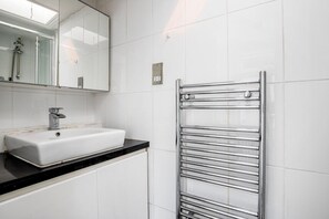 Een haardroger, handdoeken