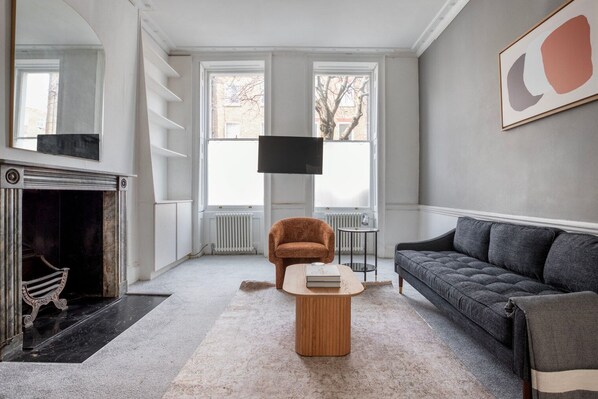 Een televisie en een stereo