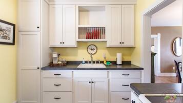 Cookware/dishes/utensils, dining tables