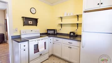 Batterie de cuisine, vaisselle et ustensiles, tables Ă  manger