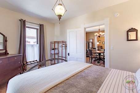 2 bedrooms, WiFi, bed sheets. Charming Downtown Two Bedroom w/ Fireplace