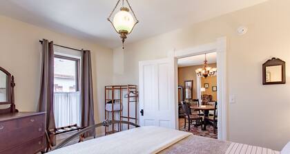 Sugar River Suite - Your Sweet Escape in the Heart of it All!