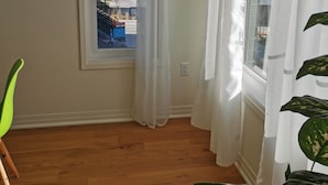 Flat-screen TV - Lakeside Retreat  (Clarington)