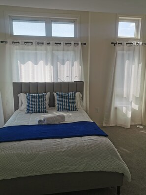 2 bedrooms, individually decorated, individually furnished - Lakeside Retreat  (Clarington)