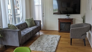 Flat-screen TV - Lakeside Retreat  (Clarington)
